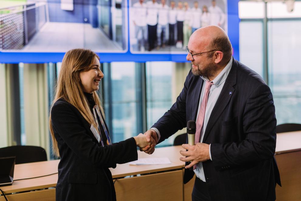 Director of the European Innovation Council and SMEs Executive Agency Jean David Malo congratulating to Fiona Leiter  from EET for winning the award.